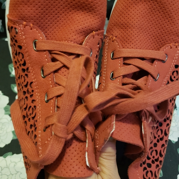 BEARPAW Rust Red/Orange Floral Cutout Sneakers - Picture 4 of 11